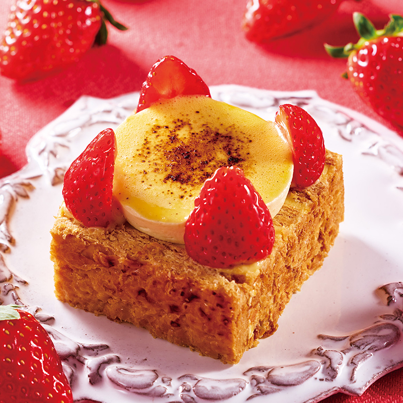 自社農園苺のミルフィーユ～サバイヨン添え～